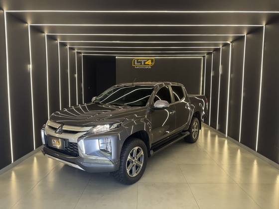 MITSUBISHI L200 TRITON 2.4 16V TURBO DIESEL SPORT HPE CD 4P 4X4 AUTOMÁTICO MITSUBISHI L200 TRITON 2.4 16V TURBO DIESEL SPORT HPE CD 4P 4X4 AUTOMÁTICO